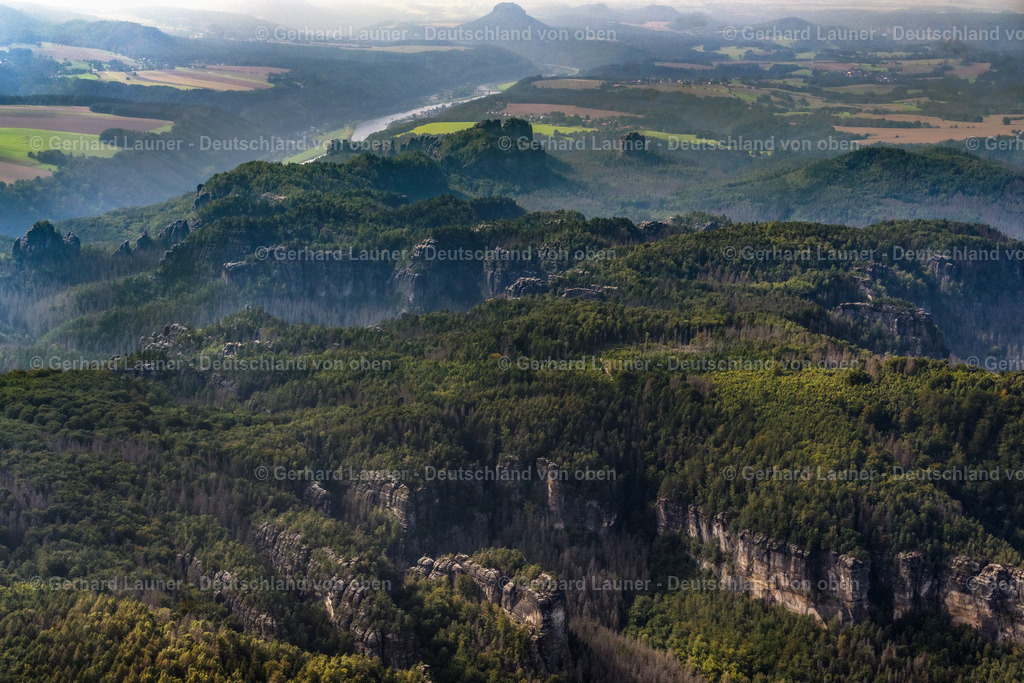 4060671 | BAD SCHANDAU 07.09.2021 Felsen- Massiv und Gesteinsformation Carolafelsen in Bad Schandau Elbsandsteingebirge im Bundesland Sachsen, Deutschland. // Rock massif and rock formation Carolafelsen in Bad Schandau Elbe Sandstone Mountains in the state Saxony, Germany. Foto: Gerhard Launer