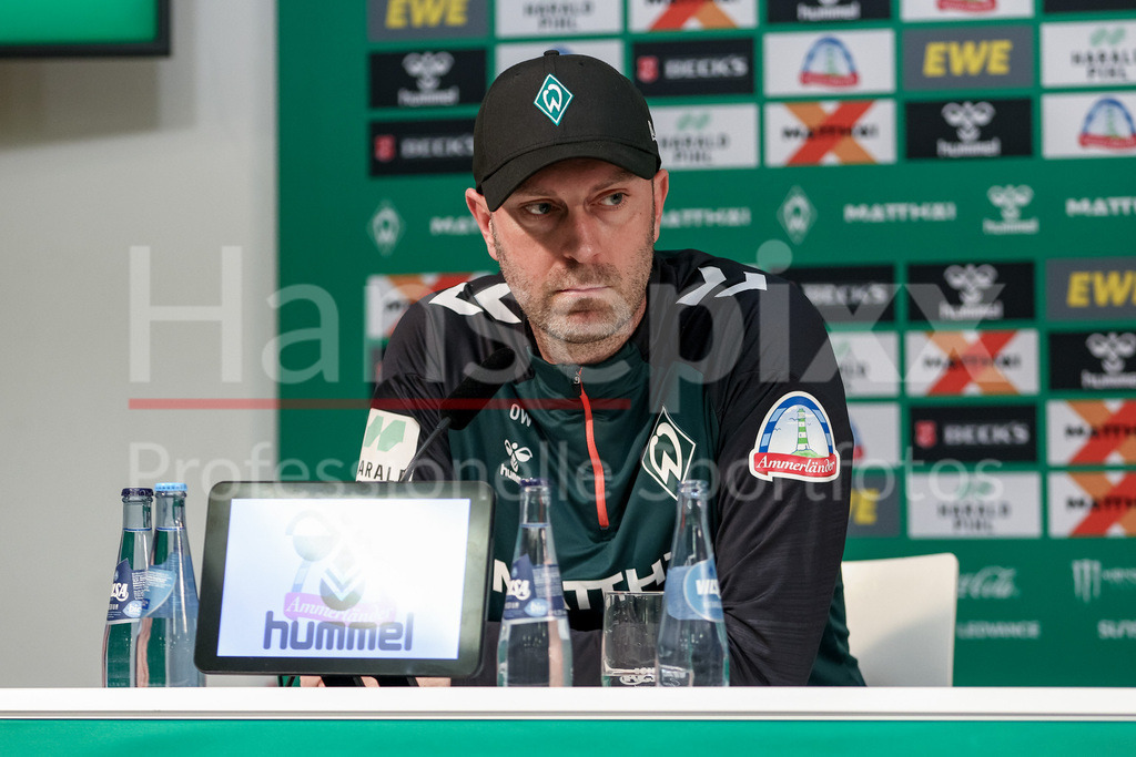 Fussball, Bundesliga, SV Werder Bremen - FC St. Pauli | Ole Werner (Trainer, Cheftrainer, SV Werder Bremen) während der Pressekonferenz , Portrait, Nahaufnahme, Einzelfoto, Einzelbild, DIE DFL-RICHTLINIEN UNTERSAGEN JEGLICHE NUTZUNG VON FOTOS ALS SEQUENZBILDER UND/ODER VIDEOÄHNLICHE FOTOSTRECKEN. DFL REGULATIONS PROHIBIT ANY USE OF PHOTOGRAPHS AS IMAGE SEQUENCES AND/OR QUASI-VIDEO.