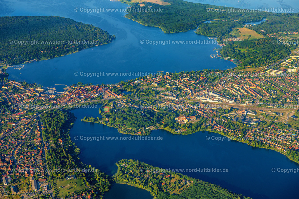 Waren_Müritzsee_ELS_6737100822 | WAREN (MüRITZ) 10.08.2022 Stadtansicht des Innenstadtbereiches an den Uferbereichen in Waren (Müritz) im Bundesland Mecklenburg-Vorpommern, Deutschland. // City view of the downtown area on the shore areas in Waren (Mueritz) in the state Mecklenburg - Western Pomerania, Germany. Foto: Martin Elsen