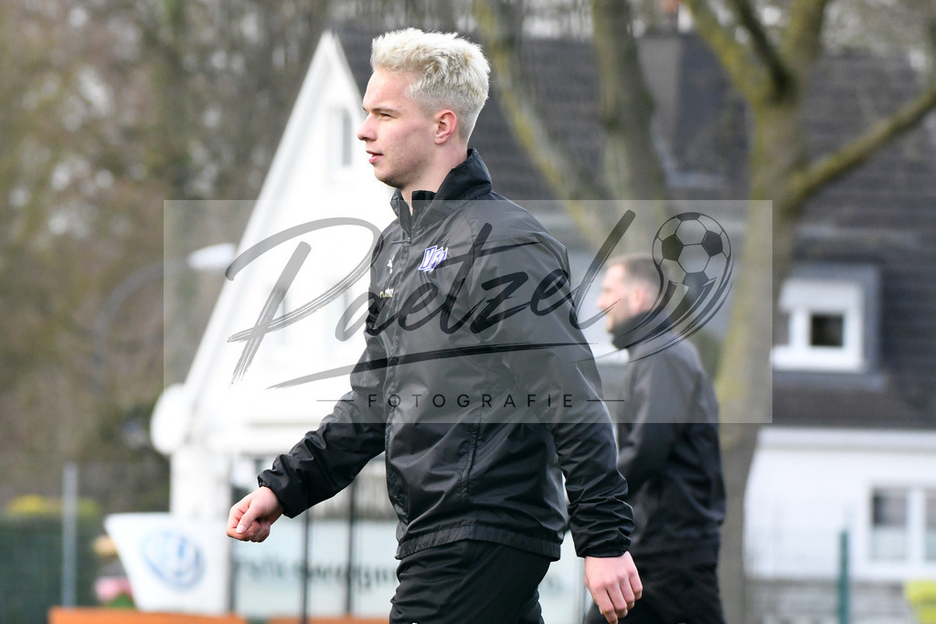 20200131_TRAOSN_0091 | Fußball, Herren: Niklas Schmidt (VfL Osnabrueck) schaut waehrend der Trainingseinheit des VfL Osnabrueck im Sportpark Illoshoehe am 31.01.2020 in Osnabrueck, Deutschland. - Realisiert mit Pictrs.com