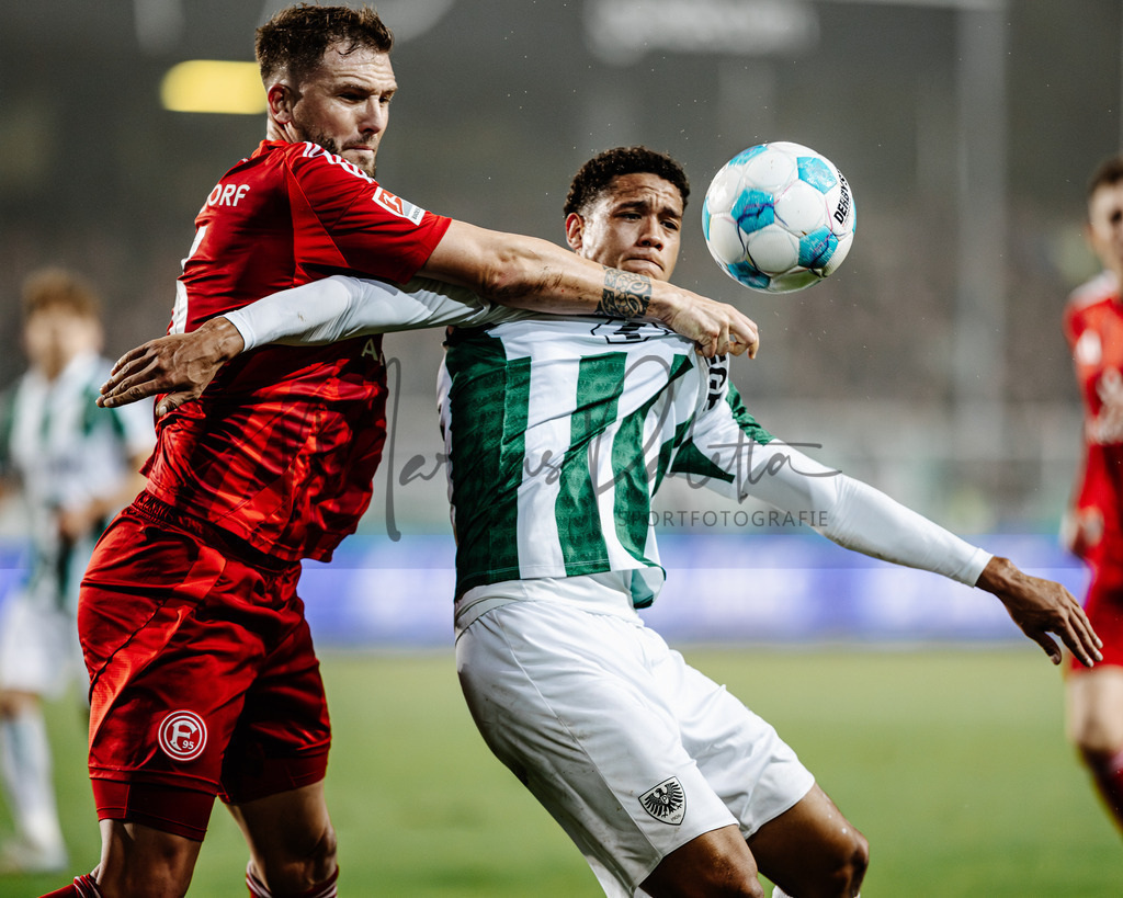 SC Preußen Münster - Fortuna Düsseldorf 1895 | Andre Hoffmann (Fortuna Düsseldorf 1895) im Zweikampf mit András Németh (Preußen Münster 1906). 01.11.2025, Münster, 11. Spieltag, 2. Bundesliga, Saison 2024/25 - Realisiert mit Pictrs.com