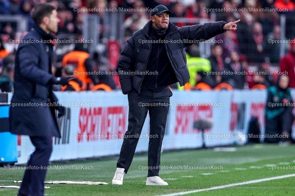 Lev15022501054 | 15.02.2025, Fußball, Bayer 04 Leverkusen - FC Bayern München, 1. Fußball Bundesliga, 22. Spieltag, BayArena, Saison 2024 2025: Trainer Vincent Kompany (Cheftrainer FC Bayern) gestikulierend am SpielfeldrandDFB regulations prohibit any use of photographs as image sequences and or quasi-video.