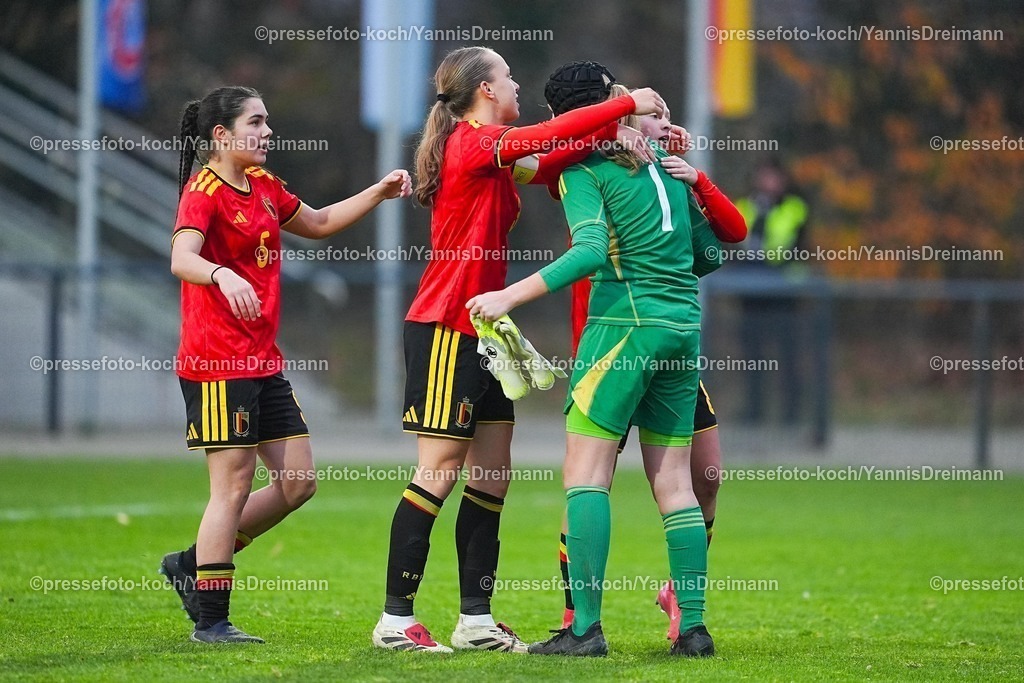 xYDRx26112501083 | 26.11.2025, xydrx, Fußball, Länderspiel, EM-Qualifikation U19-Frauen, Belgien - Deutschland, Sportschule Wedau: Free Vanneste (BEL #5) Flo Hermans (BEL #8) Louize Haentjens (BEL #3) und Marie Pues (BEL #1) freuen sich über den 2:2 Endstand