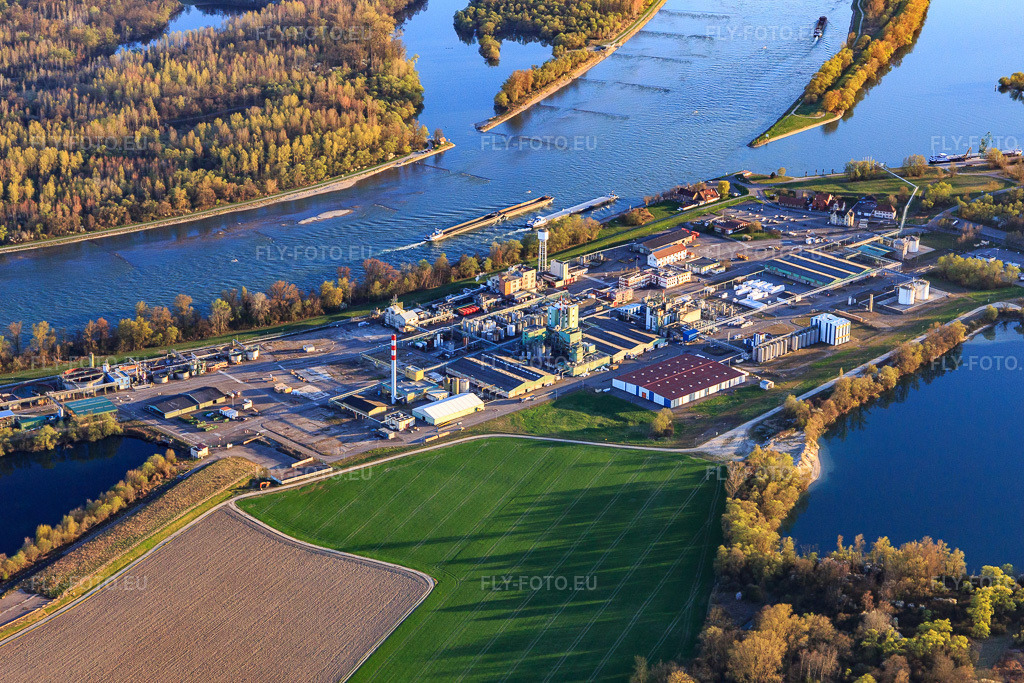 Vue aérienne: L'industrie sur le Rhin à Lauterbourg dans le département Bas Rhin, France.Photo: IMG_097885.jpg prise le 27/03/2017 par Werner Riehm/FLY-FOTO.euRésolution de l'original: 5239 x 3492 px