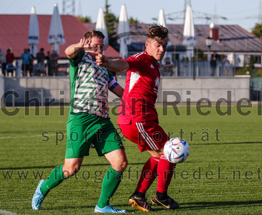 2023-08-11_041_FC_Finsing_gegen_SV_Eichenried | Finsing, Deutschland, 11.08.2023:
Fußball, Kreisliga 2023 / 2024, 4. Spieltag, FC Finsing gegen SV Eichenried, Endergebnis: 3:0

Michael Kopp (SV Eichenried, #15), Leonhard Hölzl (FC Finsing, #5)

Foto: Christian Riedel / fotografie-riedel.net