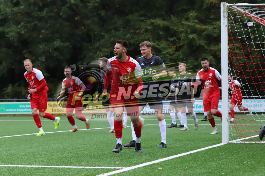 FC RW Kirchlengern - BV Bad Lippspringe | Auf dem Bild zu sehen: rot FC RW Kirchlengern: Sebastian MüllerFC RW Kirchlengern, BV Bad Lippspringe, Saison 25/26, Landesliga, Kirchlengern, Deutschland - Realisiert mit Pictrs.com