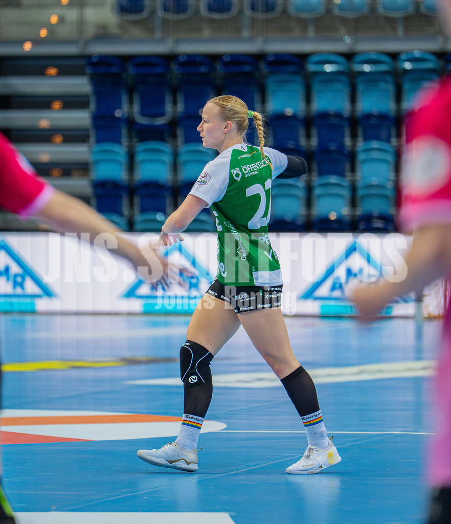 Handball I Frauen I Saison 2025-2026 I 1. HBF I 15. Spieltag I VFL Oldenburg - SV Union Halle-Neustadt 0033 | Lotta Röpcke (22, VfL Oldenburg) - Realisiert mit Pictrs.com