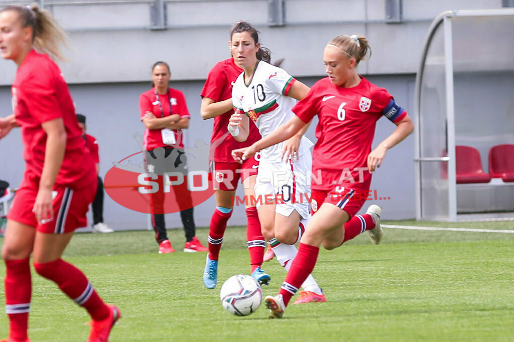Norwegen U19  Bulgarien U19 | Zdravka Parapunova (BUL #10) Julie Aune Jorde (Norway #6) ; Norwegen U19  Bulgarien U19 am 13.05.2022 in Wels
(Huber Arena), AUSTRIA, (Photo by Ernst Krawagner sport-fan.at) - Realisiert mit Pictrs.com