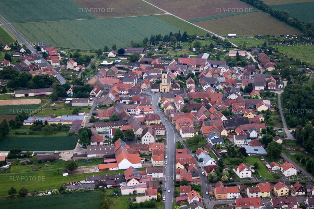 Luftbild: Kirchengebäude im Dorfkern im Ortsteil Ettleben in Werneck im Bundesland Bayern in Deutschland. Foto: IMG_66131.jpg vom 30.05.2014 durch Werner Riehm/FLY-FOTO.de