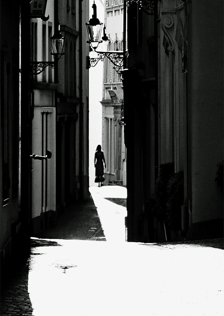 Silhoutte in der Gasse | huwimedia-fotografie - Realisiert mit Pictrs.com