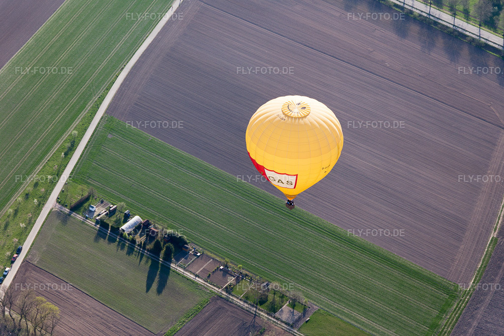 Luftbild: Ballonstart im Ortsteil Hayna in Herxheim im Bundesland Rheinland-Pfalz in Deutschland. Foto: IMG_097906.jpg vom 30.03.2017 durch Werner Riehm/FLY-FOTO.de