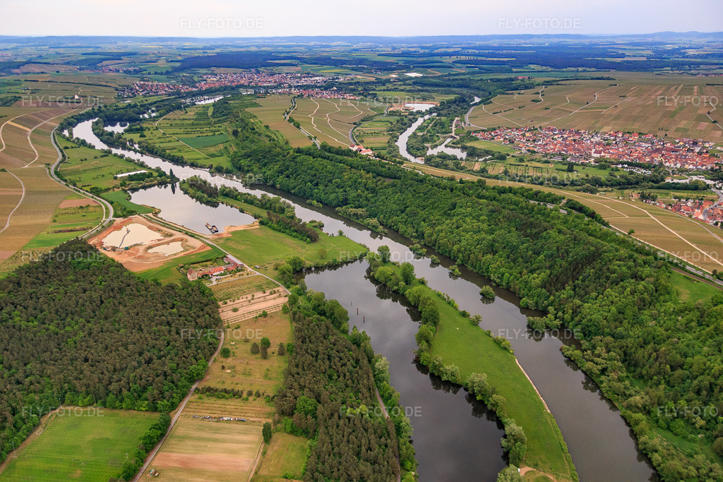 Luftbild: Verlauf des Main mit Baggerseeen von Westen im Ortsteil Escherndorf in Volkach im Bundesland Bayern in Deutschland. Foto: IMG_078859.jpg vom 14.05.2015 durch Werner Riehm/FLY-FOTO.de