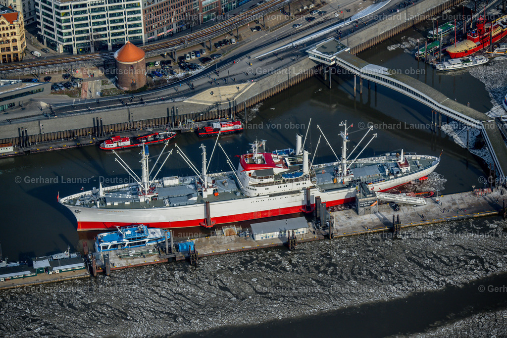 4044760 | HAMBURG 14.02.2021 Stückgutfrachter und Museumsschiff "Cap San Diego" an den Landungsbrücken der Hafenanlagen am Ufer des Fluß- Verlaufes der Elbe in Hamburg, Deutschland. Weiterführende Informationen bei: Cap San Diego Betriebsgesellschaft mbH. // ship " Cap San Diego " on port facilities on the banks of the river course of the Elbe in Hamburg, Germany. Further information at: Cap San Diego Betriebsgesellschaft mbH. Foto: Gerhard Launer