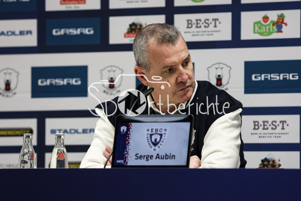 Eisbären Berlin - Augsburger Panther | Auf der Pressekonferenz warten die Anwesenden auf die beiden Trainer / Serge AUBIN / Retrogame / Retro Spieltag / Symbolbild