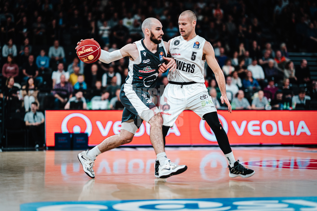 Basketball | Männer | Saison 2023/2024 | easyCredit Basketball Bundesliga | Veolia Towers Hamburg vs. RASTA Vechta | 03.11.2023 | Tommy Kuhse (#12, RASTA Vechta) links und Nico Brauner (#5, Veolia Towers Hamburg) rechts