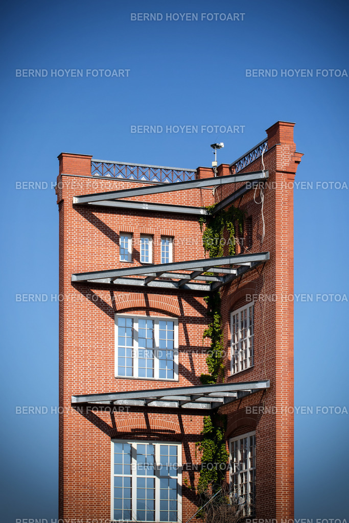 social housing | Foto einer Hausfassade in Berlin, Deutschland. Eine neue Form der Tiny Houses? | Photo of a house facade in Berlin, Germany. A new form of Tiny Houses? - Realisiert mit Pictrs.com