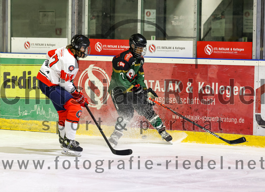 2022-12-04_060_TSV_Erding_gegen_EHC_Klostersee | Erding, Deutschland, 04.12.2022:
Eishockey, Bayernliga U17 2022 / 2023, 11. Spieltag, TSV Erding gegen EHC Klostersee, Endergebnis: 3:5

Melvyn Hermann (EHC Klostersee, #17), Emilio Brattia (Erding Gladiators, #7)

Foto: Christian Riedel / fotografie-riedel.net