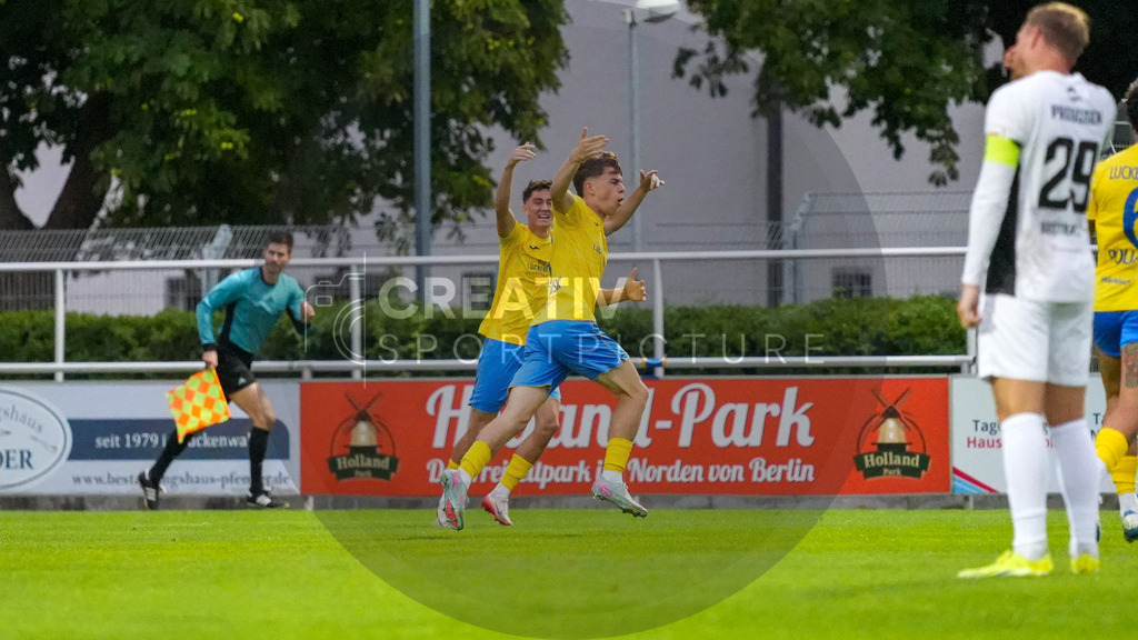 Fußball, Herren, Saison 2025/2026, Regionalliga Nordost, 4. Spieltag, FSV 63 Luckenwalde vs. BFC Preussen, Samstag 22.08.2025, Werner-Seelenbinder-Stadion Luckenwalde | Fußball, Herren, Saison 2025/2026, Regionalliga Nordost, 4. Spieltag, FSV 63 Luckenwalde vs. BFC Preussen, Samstag 22.08.2025, Werner-Seelenbinder-Stadion Luckenwalde, Im Bild: Tim Maciejewski und Mike Bachmann jubeln über den Führungstreffer. - Realisiert mit Pictrs.com