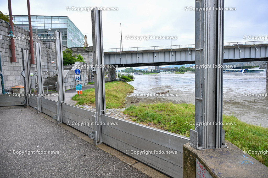 Linz_ Urfahr_ Hochwasserschutz_ 02.06.2024-17 | 02.06.2024, Linz, AUT, Urfahr, Hochwasser, im Bild Vorbereitung Hochwasserschutz Donaulaende Linz Urfahr, Sperre Durchfahrt Neues Rathaus, Schutzwall