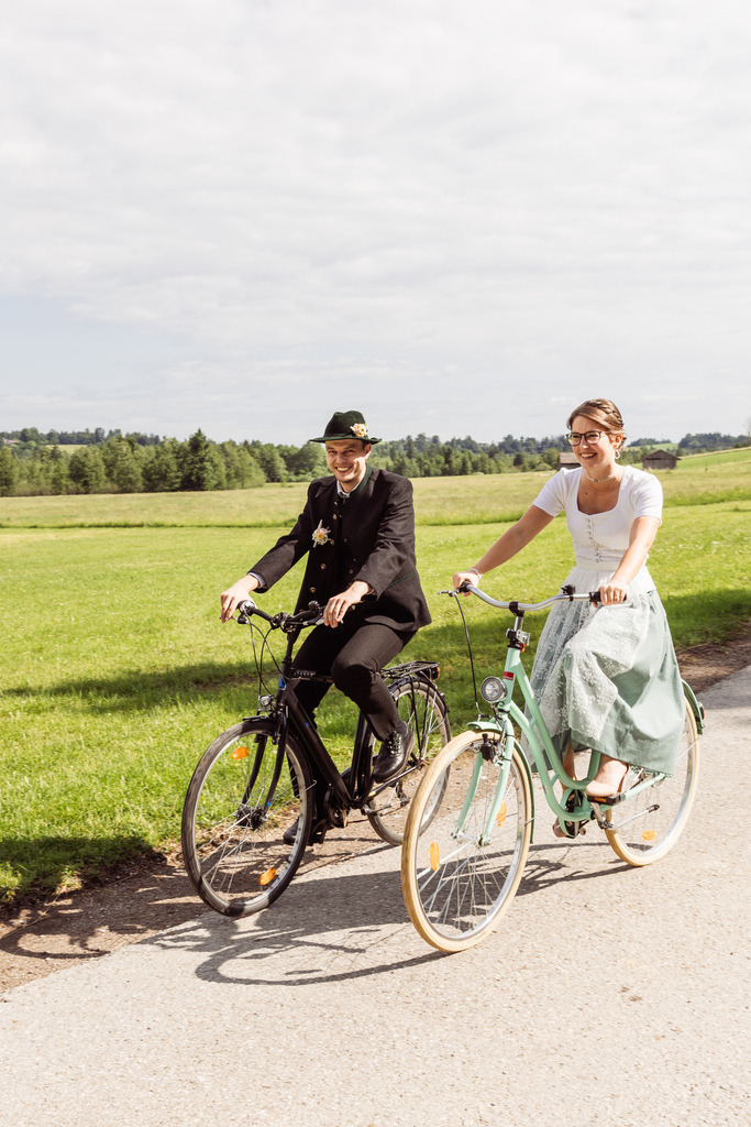Heiraten in Gaißach Radlfotos | Euer Fotografinnen-Team im Isarwinkel. Wir begleiten euch bei Hochzeiten, Familienshootings, Newborn & Events in Lenggries, Bad Tölz und Umgebung. Jetzt anfragen! - Realisiert mit Pictrs.com