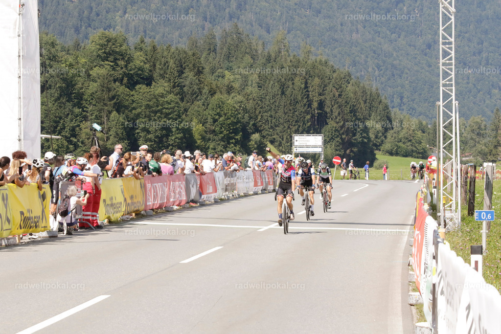 1051_20230817_Bewerb_Maenner_Muehlanger | AUT - OESTERREICH, 2023-08-16: SPORT RENNRAD-FAHREN - 55. INTERNATIONALER RADWELTPOKAL IN ST. JOHANN IN TIROL  - Vintage-Radrennen mit WM-Bronze-Medaillen-Siegerin Christina Schweinberger, den Teilnehmer und Alexander Baumann (vom Orginastions-Team) - TAG 2 BEWERB MAENNER IN SECHS GRUPPEN  ; Foto: Roland Muehlanger
