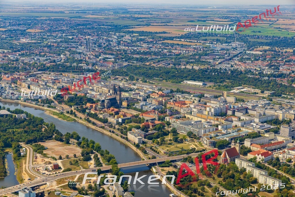 Altstadt Magdeburg Bild- Das Luftbild wurde 2025 vom UL-Flugzeug heraus erstellt ( keine Drohne bzw. Drohnenaufnahme ) - Hochauflösende Luftaufnahme -Nicht vergleichbar mit Google Maps oder Satelittenbilder- Die Geschenkidee !Mit Lizenz und Bildrechte bestellbar - CC