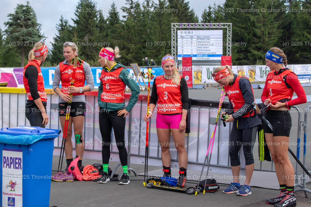 Deutsche Meisterschaften Biathlon | Deutsche Meisterschaften Biathlon, Speziallanglauf Frauen am 14.09.2018 in der DKB SKI ARENA in Oberhof, (Deutschland)

Bild: Die 6 besten vor der Siegerehrung. - Realisiert mit Pictrs.com