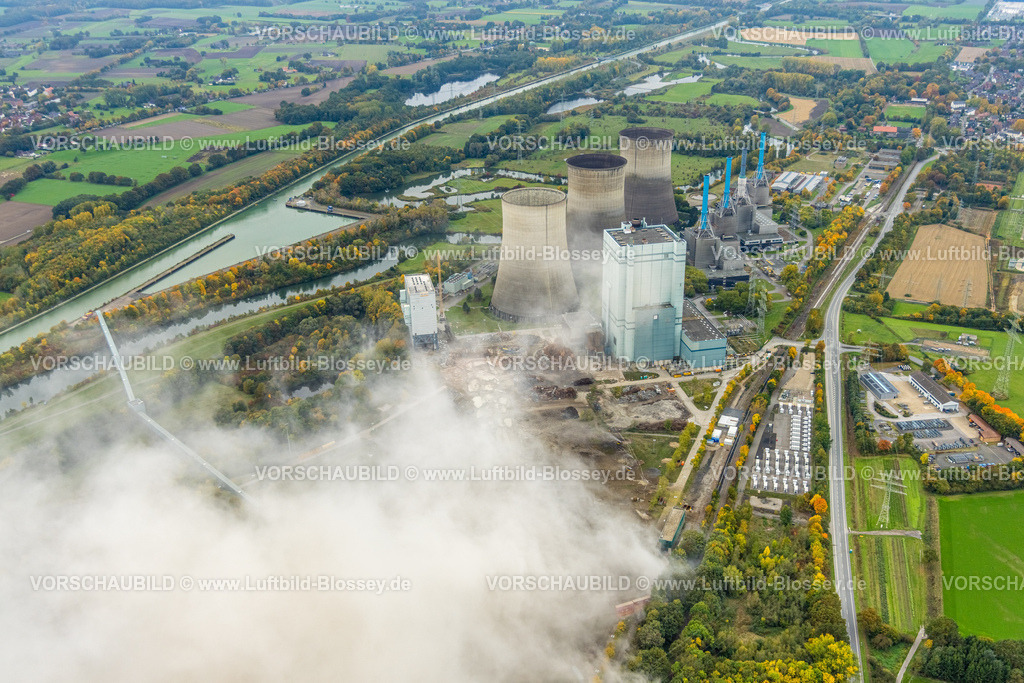 Hamm251000252Gersteinwerk | Luftbild, mit großem interesse verfolgten tausende Zuschauer die Sprengung des Gersteinwerk Schornsteins mit einer halben Stunde Verspätung. Der 282 Meter hohe RWE-Schornstein fiel exakt in das vorbereitete Schotterbeet. Stadtgrenze Werne, Hamm Nordrhein-Westfalen, Deutschland