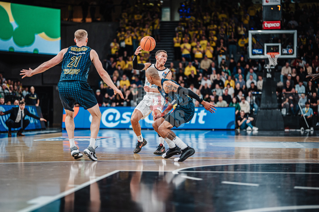 Basketball | Männer | Saison 2024/2025 | easyCredit Basketball Bundesliga | 4. Spieltag | Veolia Towers Hamburg vs. EWE Baskets Oldenburg | 06.10.2024 | Brae Ivey (#1, Veolia Towers Hamburg) spielt einen Pass