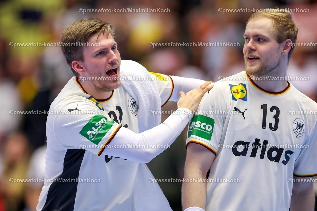 EHF15012602179 | 15.01.2026, Handball, Men's EHF EURO 2026, Deutschland - Österreich, Jyske Bank Boxen in Herning, Dänemark, Preliminary Round:  Franz Semper (Germany #32) lachend neben  Matthes Langhoff (Germany #13) 