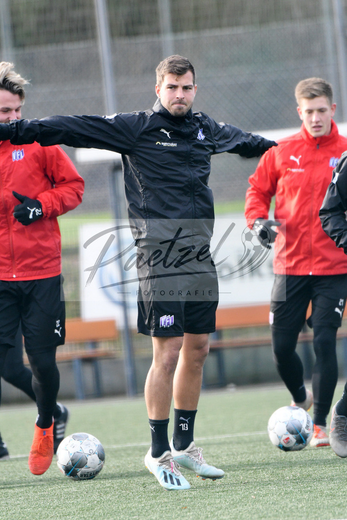20200131_TRAOSN_0057 | Fußball, Herren: Kevin Wolze (VfL Osnabrueck) schaut waehrend der Trainingseinheit des VfL Osnabrueck im Sportpark Illoshoehe am 31.01.2020 in Osnabrueck, Deutschland. - Realisiert mit Pictrs.com