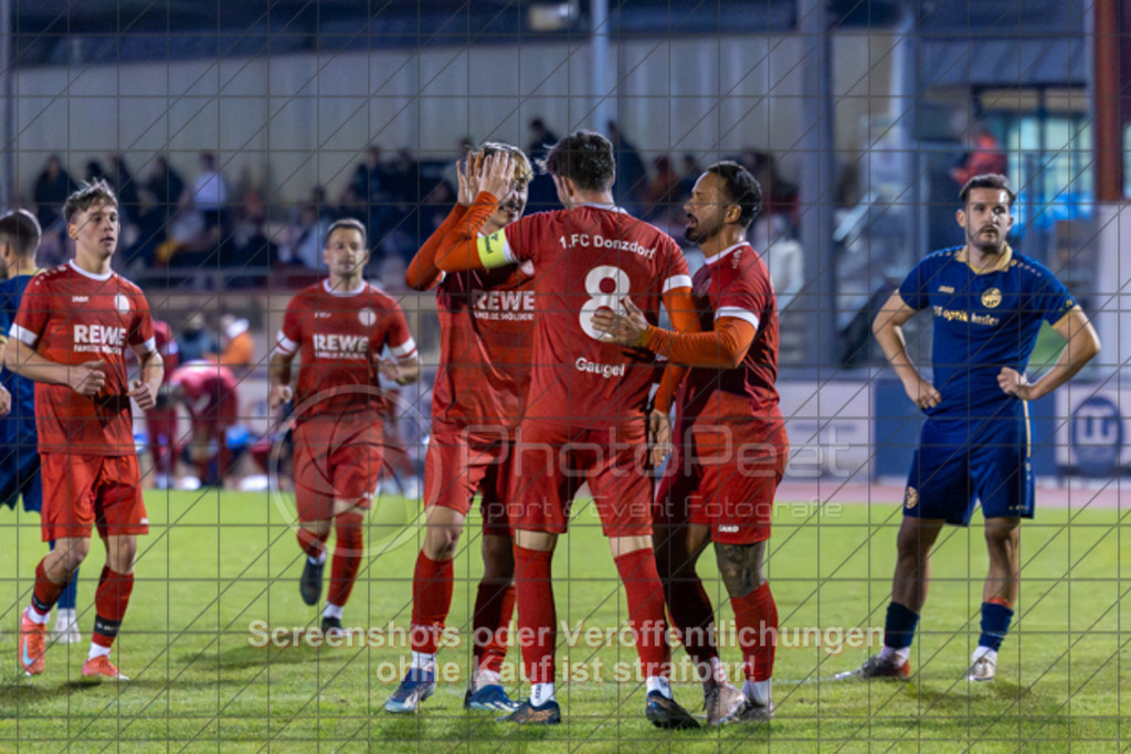 20251002_210023_0302-2 | Jubel über das 4:0 durch Patrick Gaugel (1.FC Donzdorf #08)1.FC Donzdorf (rot) vs. FV Faurndau (blau), Fußball, Bezirkspokal - Bezirk Neckar/Fils, 04. Runde, Saison 2025/2026, Rasenplatz Lautertal Stadion, Süßener Straße 16, 73072 Donzdorf, 02.10.2025 - 19:30 Uhr,Foto: PhotoPeet-Sportfotografie/Peter Harich