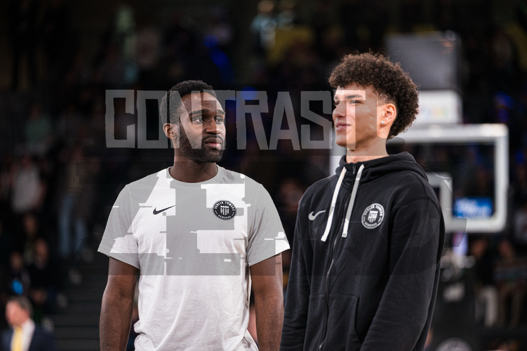 Basketball I Herren I Bundesliga I Saison 2025/2026 I 8. Spieltag I Veolia Towers Hamburg - MHP Riesen Ludwigsburg | Osaro Jürgen Rich (3, Veolia Towers Hamburg) neben Nelson Martin (10, Veolia Towers Hamburg) - Realisiert mit Pictrs.com