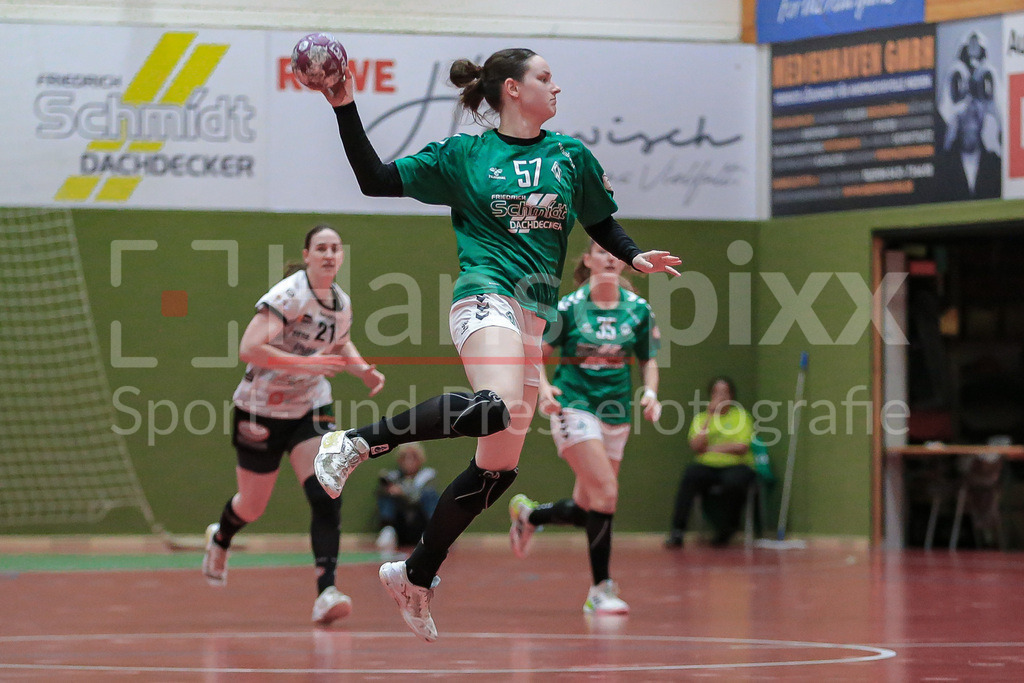 Handball, 2. Bundesliga Frauen, SV Werder Bremen - HL Buchholz 08-Rosengarten | v.li.: Alina Defayay (SV Werder Bremen, 57) am Ball, Spielszene, Aktion, Action