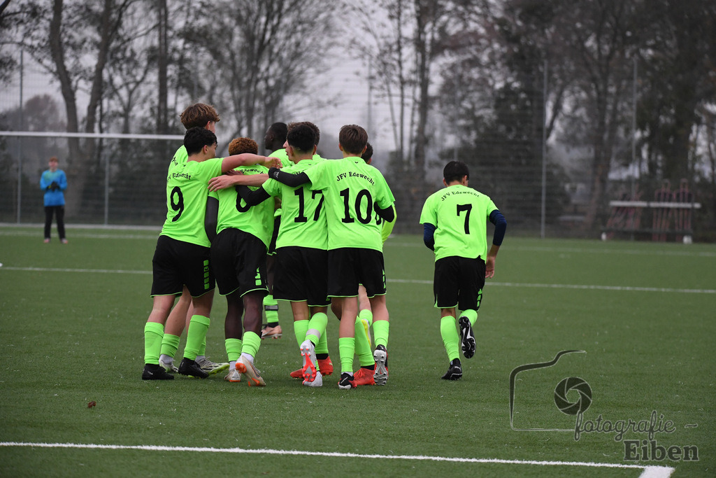 JFV Edewecht-Osnabrücker SC | C-Jugend Landesliga; JFV Edewecht (grün)-Osnabrücker SV (rot) am 18.11.2023; in Edewecht (Sportanlage Göhlenweg), Photo: Philip Eiben 2023 - Realisiert mit Pictrs.com