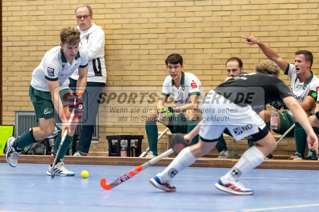 SFE_20231217_0101 | Neuss, Deutschland, 17.12.2023:  in Aktion waehrend des Spiels der Halle 1. Bundesliga Herren zwischen SW Neuss vs Uhlenhorst Mülheim im Stadionhalle (SW Neuss) am 17.12.2023 in Neuss, Deutschland. (Foto von Stephan Fehrmann)

Neuss, Germany, 17.12.2023:  in action during the game of Halle 1. Bundesliga Herren between SW Neuss vs Uhlenhorst Mülheim in Stadionhalle (SW Neuss) at 17.12.2023 in Neuss, Deutschland. (Foto von Stephan Fehrmann)