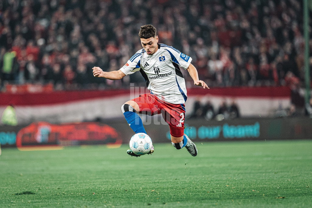 Fußball | Männer | Saison 2024/2025 | 2. Fußball-Bundesliga | 23. Spieltag | Hamburger SV vs. 1. FC Kaiserslautern | 21.02.2025 | William Mikelbrencis (#2, HSV) nimmt den Ball in der Luft an