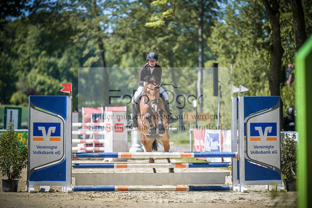 DOS_9809 | Entdecke hochwertige Reitturnierfotos von Foto Oger. Professionell, emotional und authentisch – jetzt Lieblingsmomente im Shop bestellen.Deutschlandweite Turnierfotografie. - Realisiert mit Pictrs.com