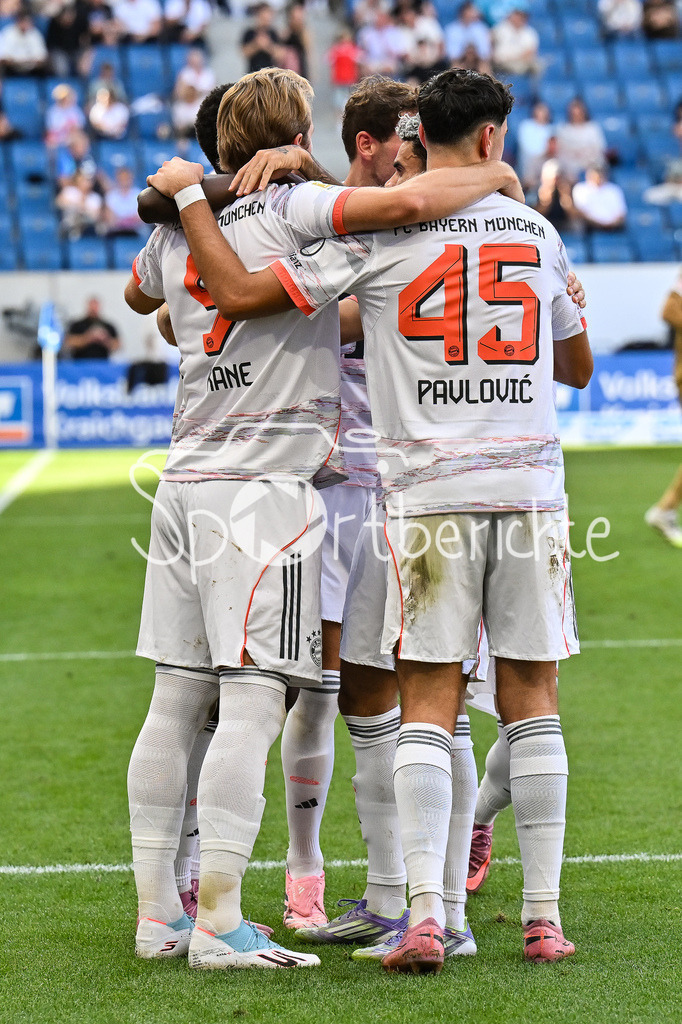 TSG 1899 Hoffenheim - FC Bayern München | Jubel der Bayern nach dem Treffer zum 0-2 durch Harry KANE (FC Bayern Muenchen 9) / Elfmeter / Tor / Torschuetze / Freude / Happy / Bundesliga: TSG 1899 Hoffenheim - FC Bayern München; PreZero-Arena am 20.09.2025 / DFL REGULATIONS PROHIBIT ANY USE OF PHOTOGRAPHS AS IMAGE SEQUENCES AND/OR QUASI-VIDEO