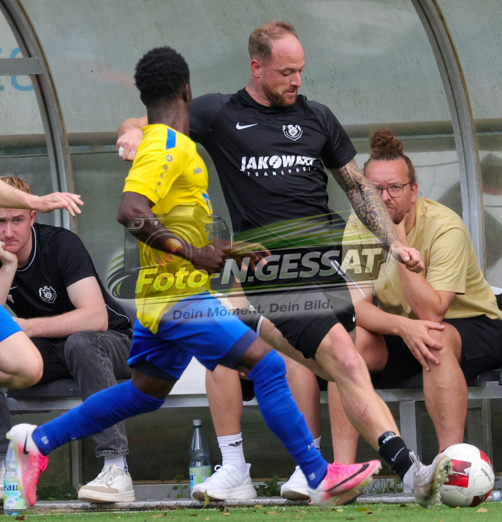 BV Stift Quernheim - TuS Dielingen | Auf dem Bild zu sehen: schwarz BV Stift Quernheim: Francis-Bela Schöneberg ; gelb TuS Dielingen: Aboubacar Konate BV Stift Quernheim, TuS Dielingen, Saison 26/27, Bezirksliga, Stift Quernheim, Deutschland - Realisiert mit Pictrs.com