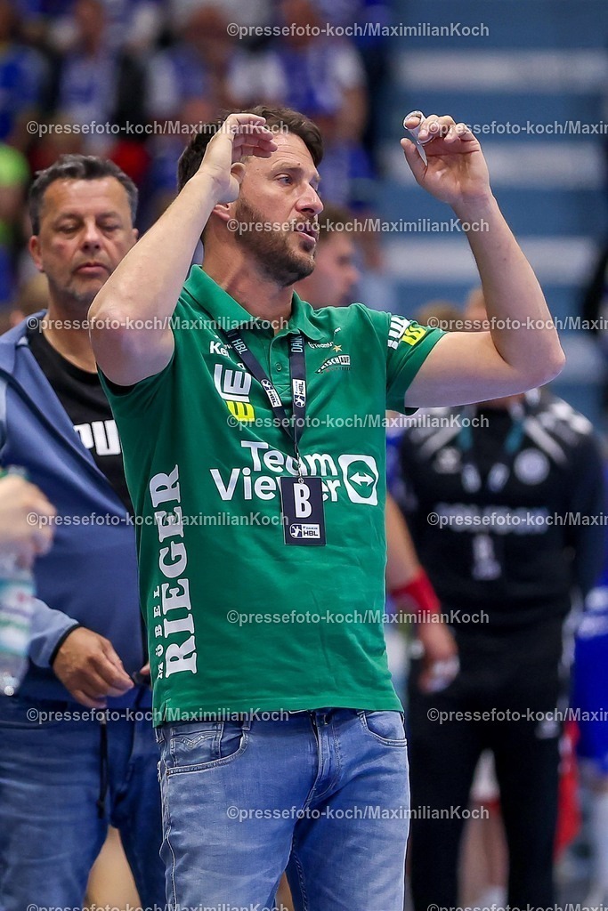 Gum30042601143 | 30.04.2026, Handball, 1. HBL, VfL Gummersbach - Frisch Auf! Göppingen, Saison 2025 / 2026 Herren, Schwalbe-Arena: Cheftrainer Benjamin Matschke (Frisch Auf Göppingen #hc) gestikulierend am Spielfeldrand  