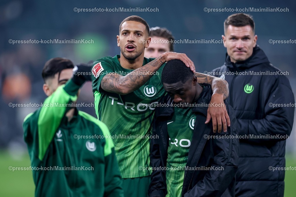 BMG13122502224 | 13.12.2025, Fußball, Borussia Mönchengladbach - VfL Wolfsburg, 1. Fußball Bundesliga, 14.Spieltag, Borussia-Park, Saison 2025 2026: Vini Souza&nbsp;(VfL Wolfsburg #05) neben Sael Kumbedi&nbsp;(VfL Wolfsburg #26)   DFB regulations prohibit any use of photographs as image sequences and or quasi-video.