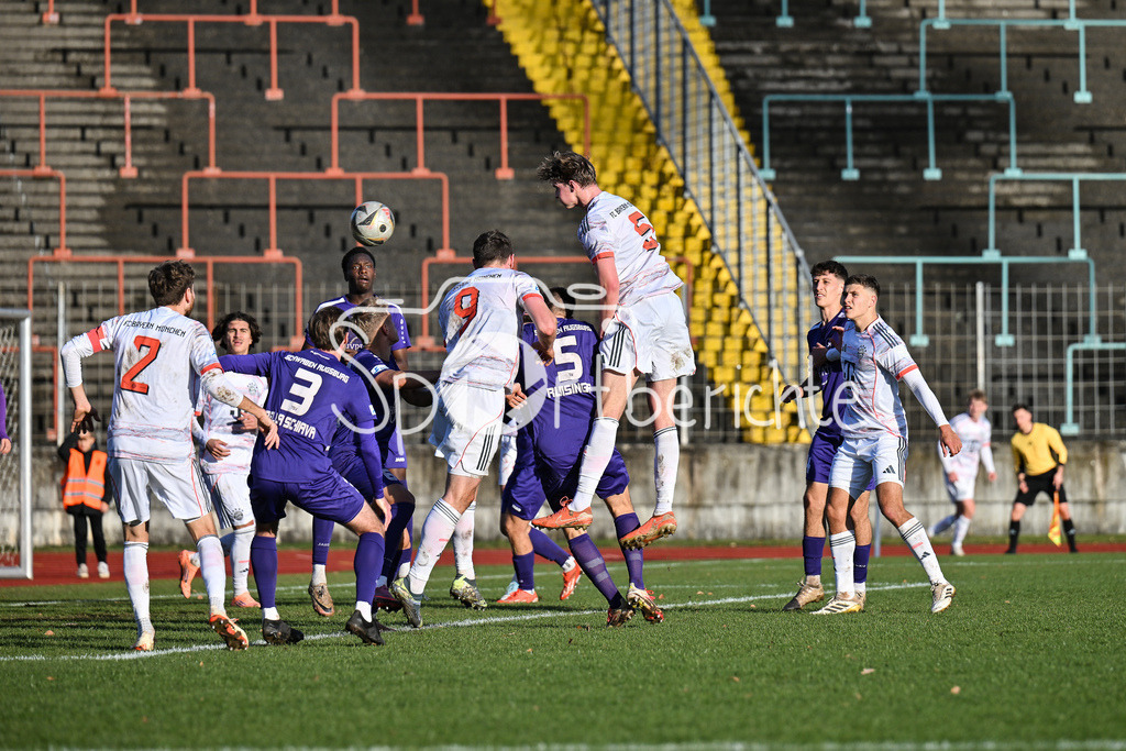 TSV Schwaben Augsburg - FC Bayern Amateure | AUGSBURG, GERMANY - 29. NOVEMBER: Kopfball Grayson DETTONI (FC Bayern München II 5)  beim Ligaspiel zwischen dem TSV Schwaben Augsburg und den Amateuren des FC Bayern am 20. Spieltag der Regionalliga Bayern im Rosenaustadion