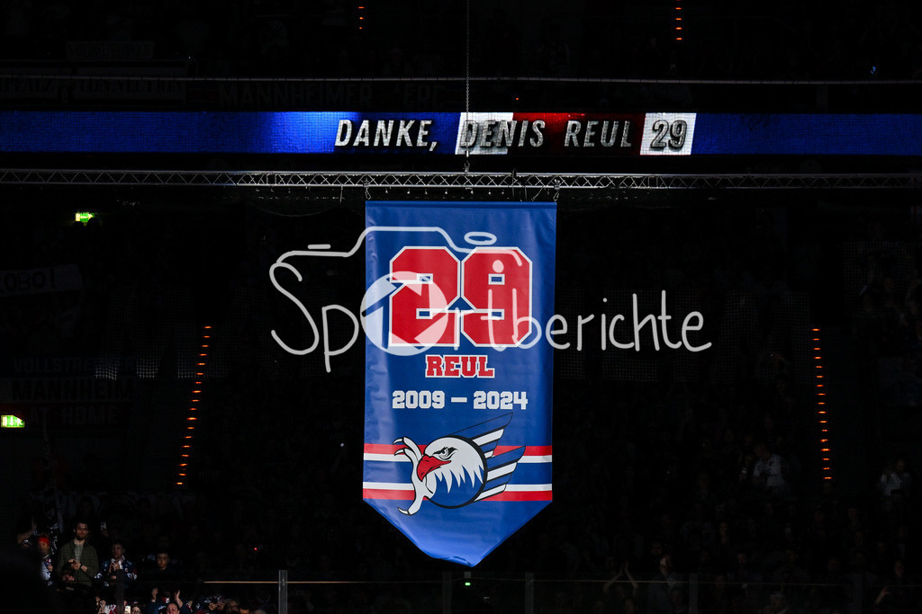 Adler Mannheim - Augsburger Panther | MANNHEIM, DEUTSCHLAND - 25. FEBRUAR: im Bild die Nummer von Denis REUL wird in Mannheim unter das Dach gezogen vor dem Match zwischen den Adler Mannheim und den Augsburger Panthern am 45. Spieltag der Penny DEL in der SAP Arena
