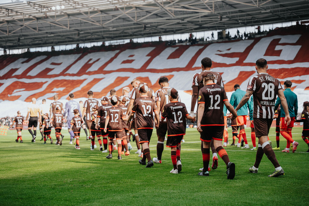FCP02884 | Der offizielle Shop für FC St. Pauli Fotos. Wähle aus Spielszenen & Fanmomenten dein FCSP Wunschformat. Wir liefern Millerntor-Atmosphäre.