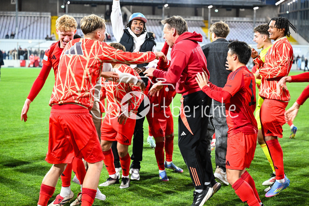 FC Bayern Amateure - Türkgücü München | Die Spieler der Bayern Amateure feiern zusammen mit den Fans nach dem letzten Heimspiel der Saison / Regionalliga Bayern: FC Bayern Muenchen II - Tuerkguecue Muenchen, Gruenwalder Stadion am 09.05.2025 / Holger SEITZ Cheftrainer FC Bayern München II