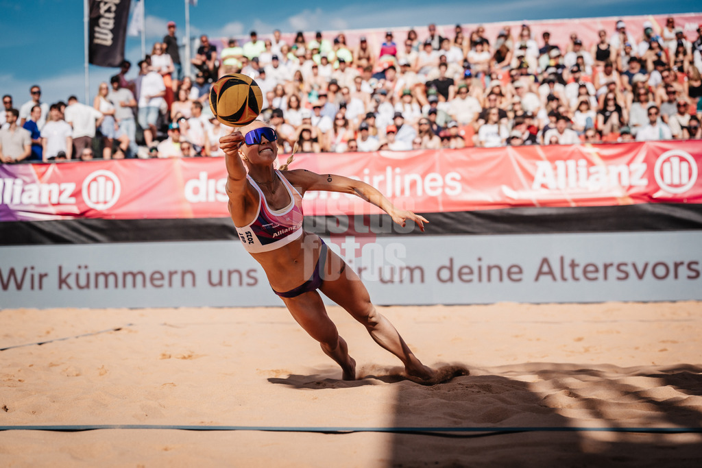 Beachvolleyball | Frauen | Allianz German Beach Tour 2025 | Tourstop München | 12.07.2025 | Paula Schürholz springt zum Ball