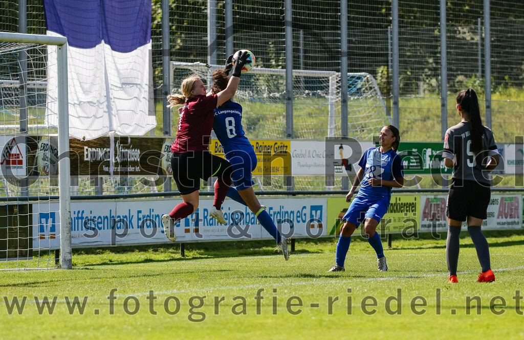 2023-09-09_025_FC_Langengeisling_gegen_TV_1864_Altoetting | Erding, Deutschland, 09.09.2023:
Fußball, Bezirksoberliga 2023 / 2024, 2. Spieltag, FC Langengeisling gegen TV 1864 Altötting, Endergebnis: 2:3

Torfrau Isabella Kamhuber (TV 1864 Altötting, #1), Sandra Zeilhofer (FC Langengeisling, #8), Julia John (FC Langengeisling, #10), Tanja Leipold (TV 1864 Altötting, #9)

Foto: Christian Riedel / fotografie-riedel.net