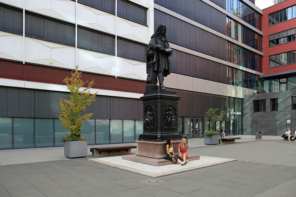 Foto: Leipzig - Leibniz Denkmal im Leibnizforum der Universität Leipzig | Das Team hinter BILDLEXIKON LEIPZIG bündelt historische wie aktuelle Informationen über die Stadt Leipzig in Text und Bild auf einer Plattform und stellt diese der interessierten Öffentlichkeit zur Verfügung.