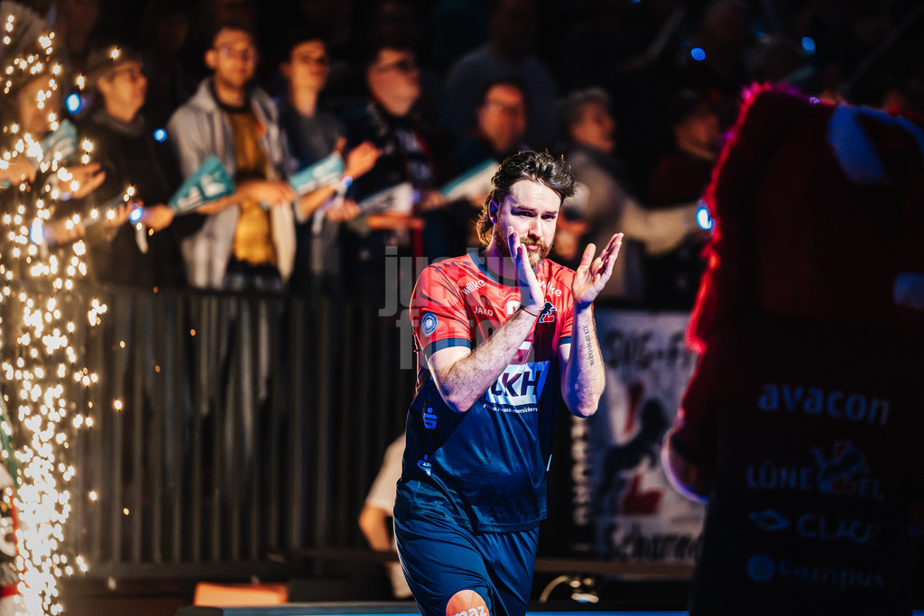 Volleyball | Herren | Saison 2025/2026 | 1. Volleyball Bundesliga Männer | DVV Pokal Halbfinale | SVG Lüneburg vs. SWD powervolleys Düren | 16.12.2025 | Jesse Elser (#3, SVG Lüneburg) läuft in die Arena ein